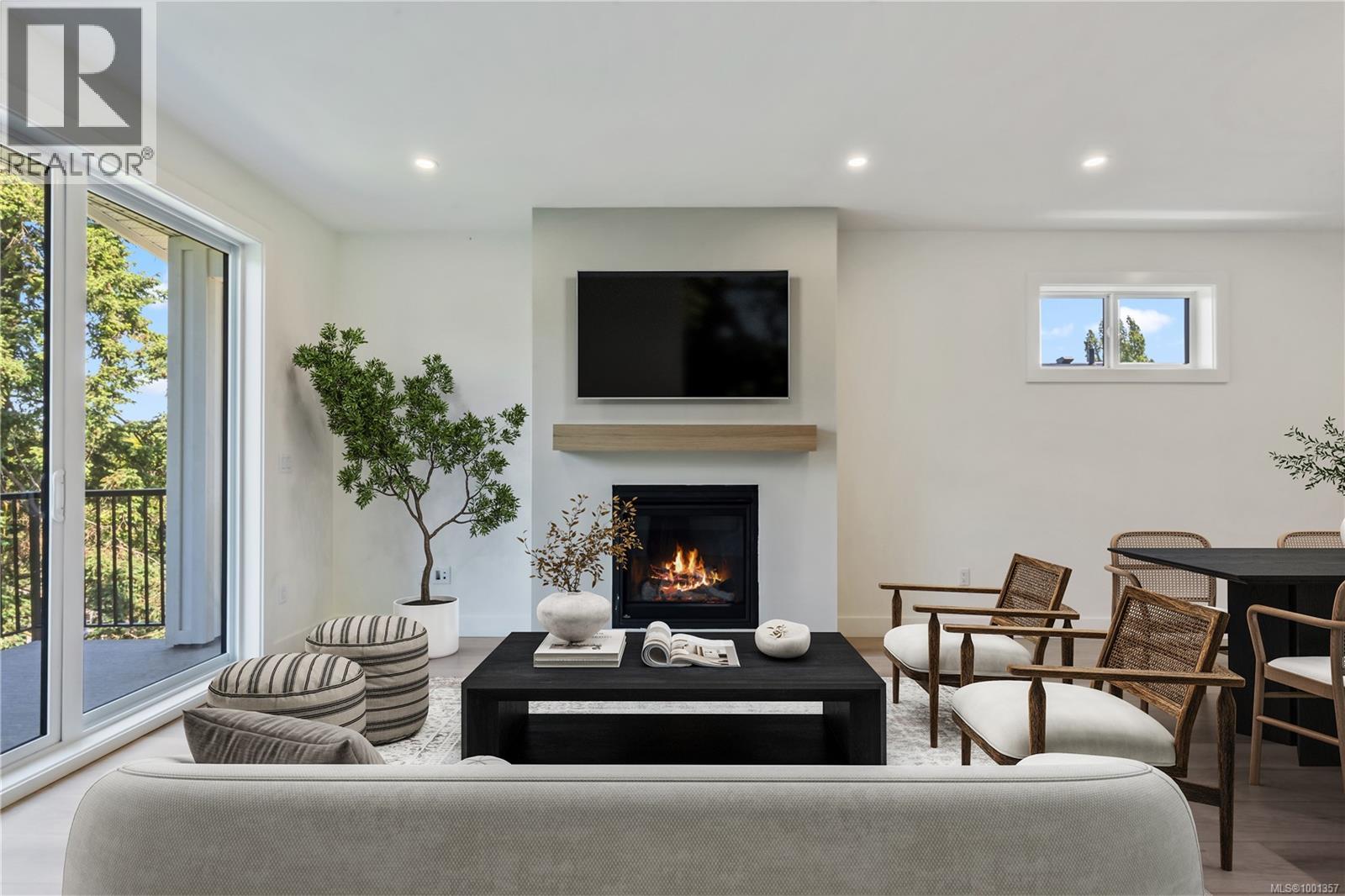 Photo 3 of 950 Tulip Ave, Saanich BC