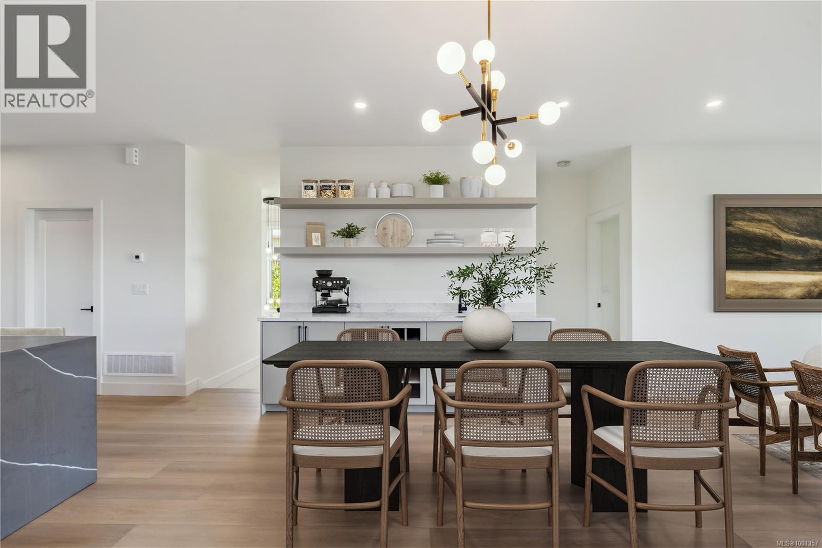 Photo 4 of 950 Tulip Ave, Saanich BC