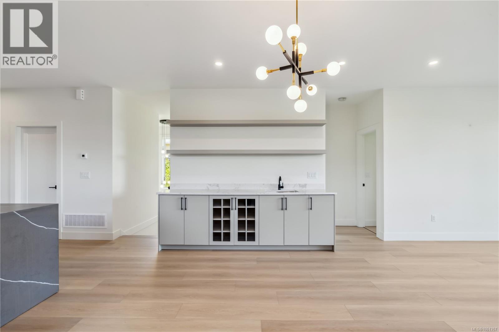 Photo 10 of 950 Tulip Ave, Saanich BC