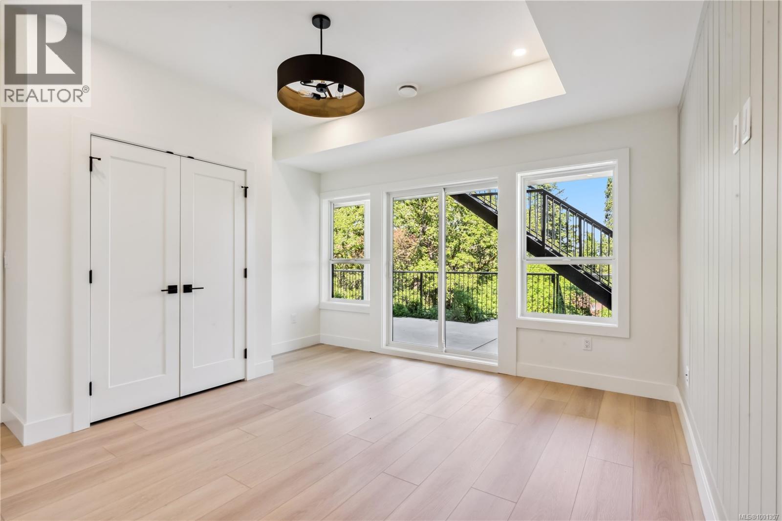Photo 24 of 950 Tulip Ave, Saanich BC