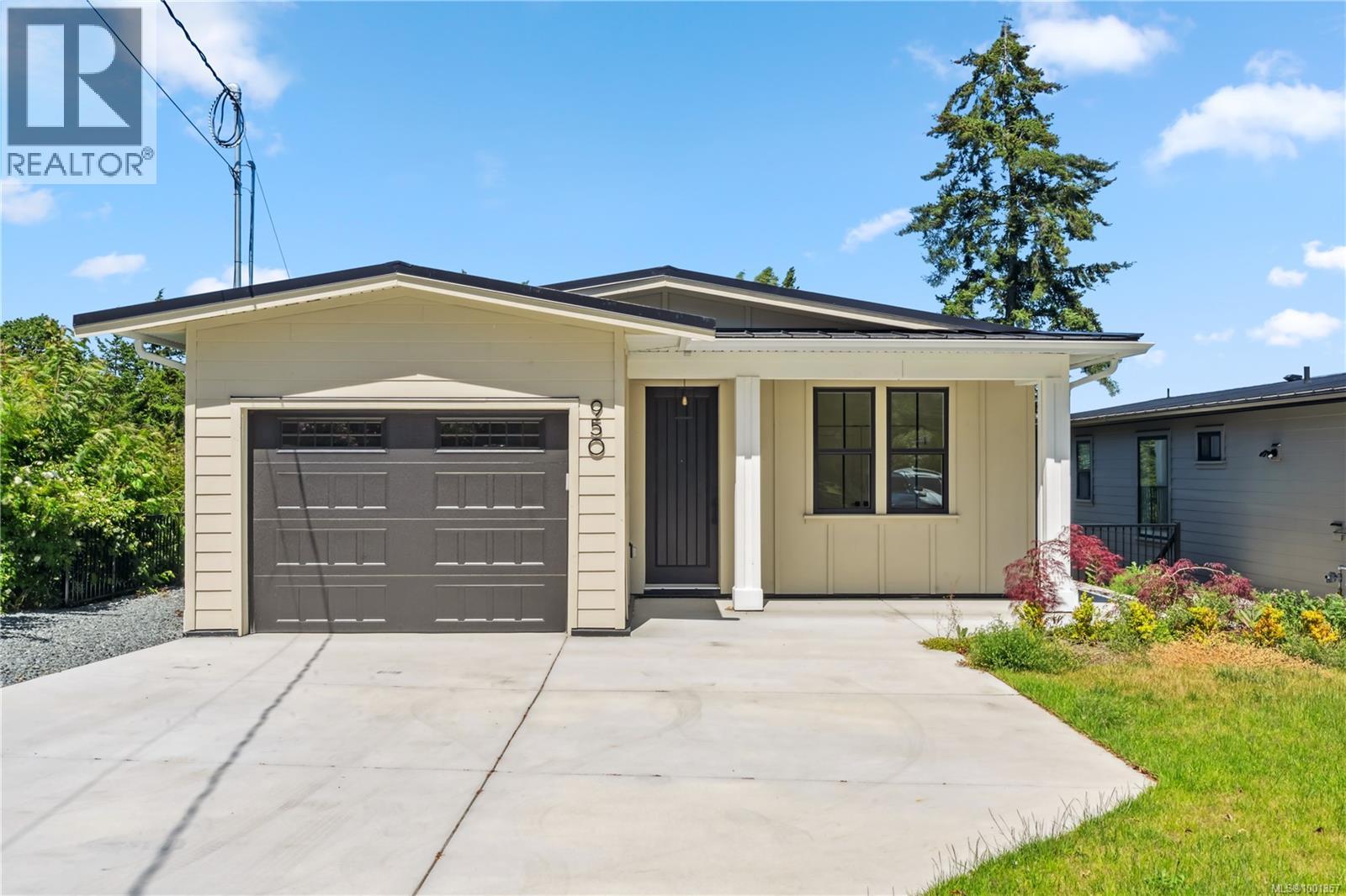Photo 32 of 950 Tulip Ave, Saanich BC