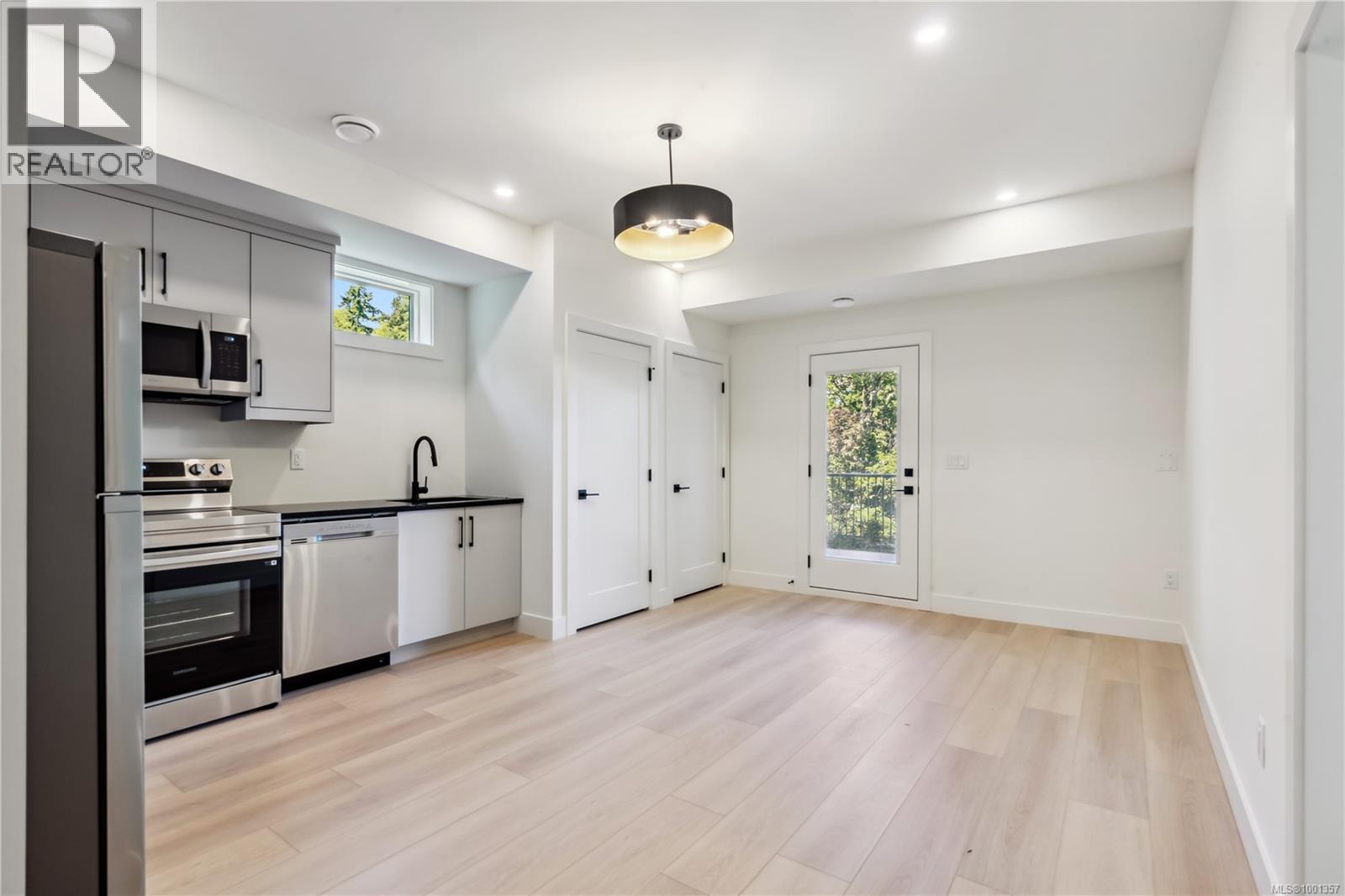 Photo 23 of 950 Tulip Ave, Saanich BC