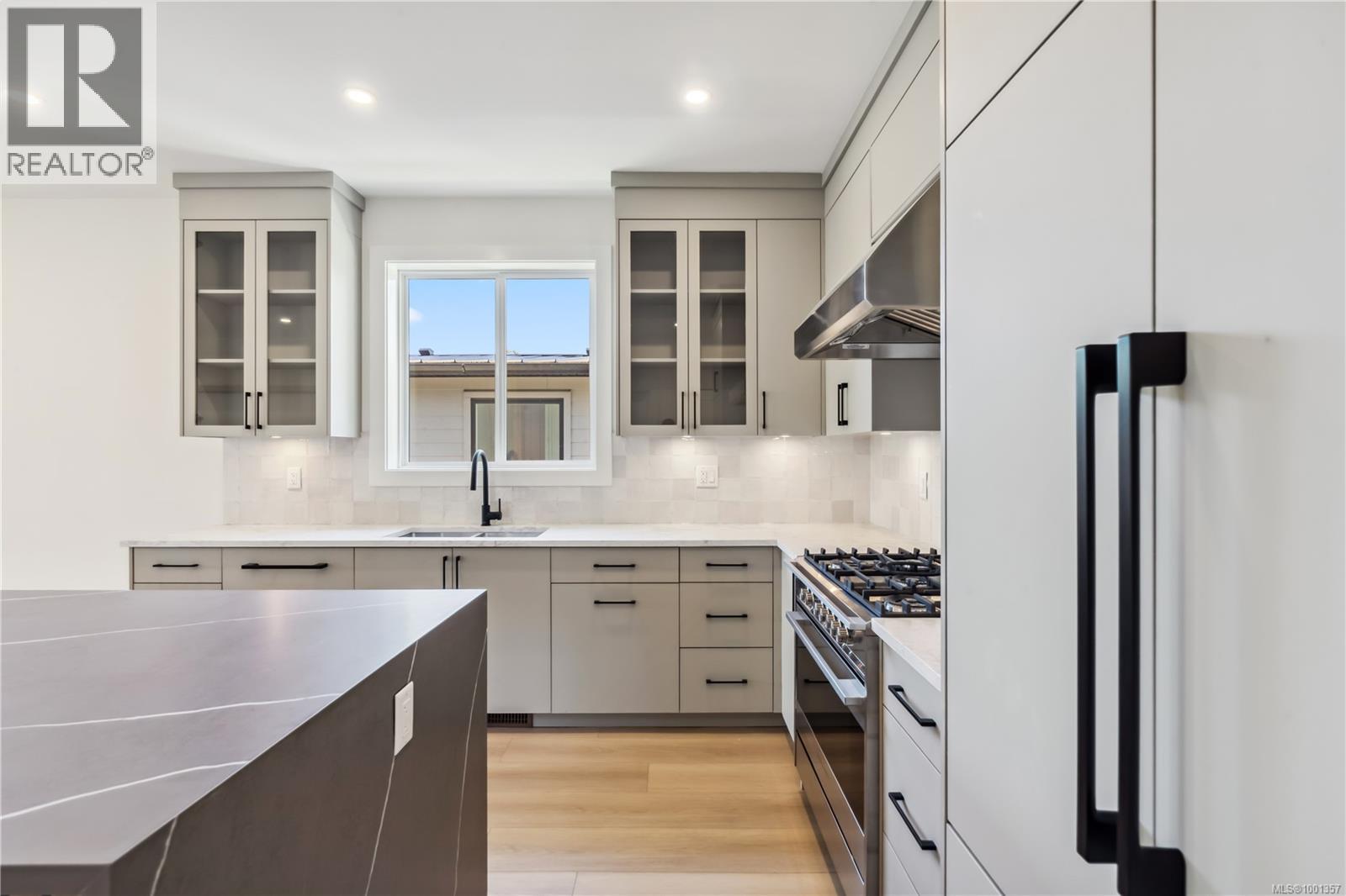 Photo 8 of 950 Tulip Ave, Saanich BC