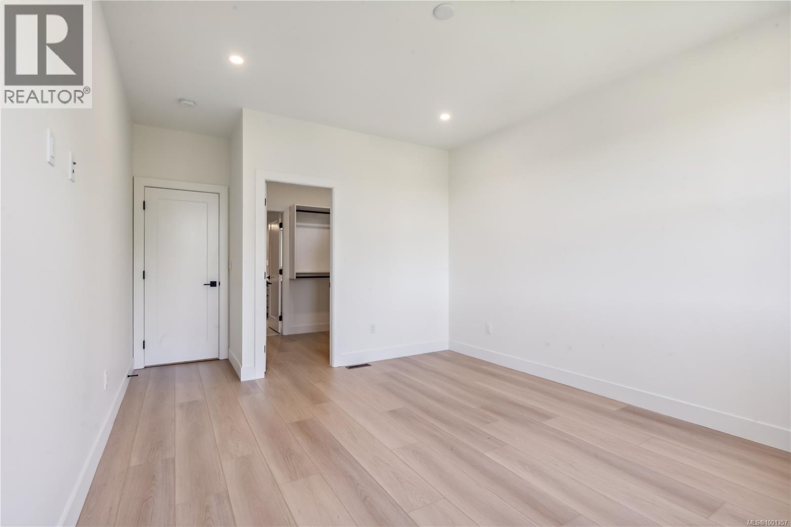 Photo 28 of 950 Tulip Ave, Saanich BC