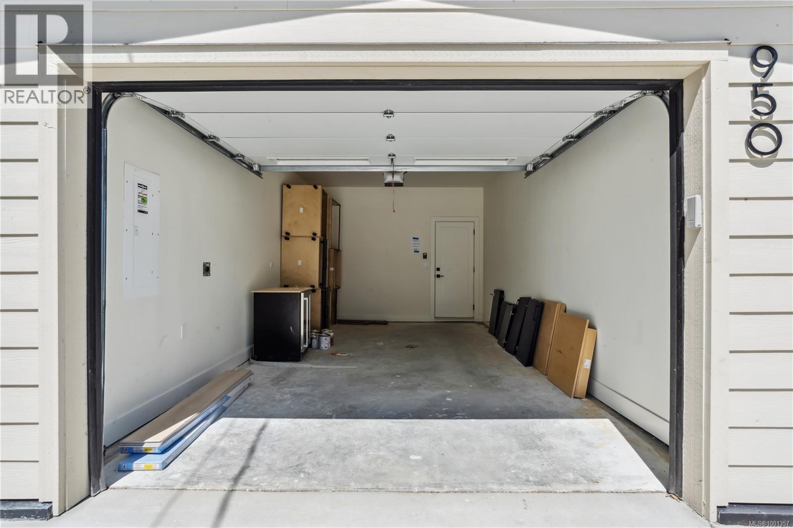 Photo 31 of 950 Tulip Ave, Saanich BC