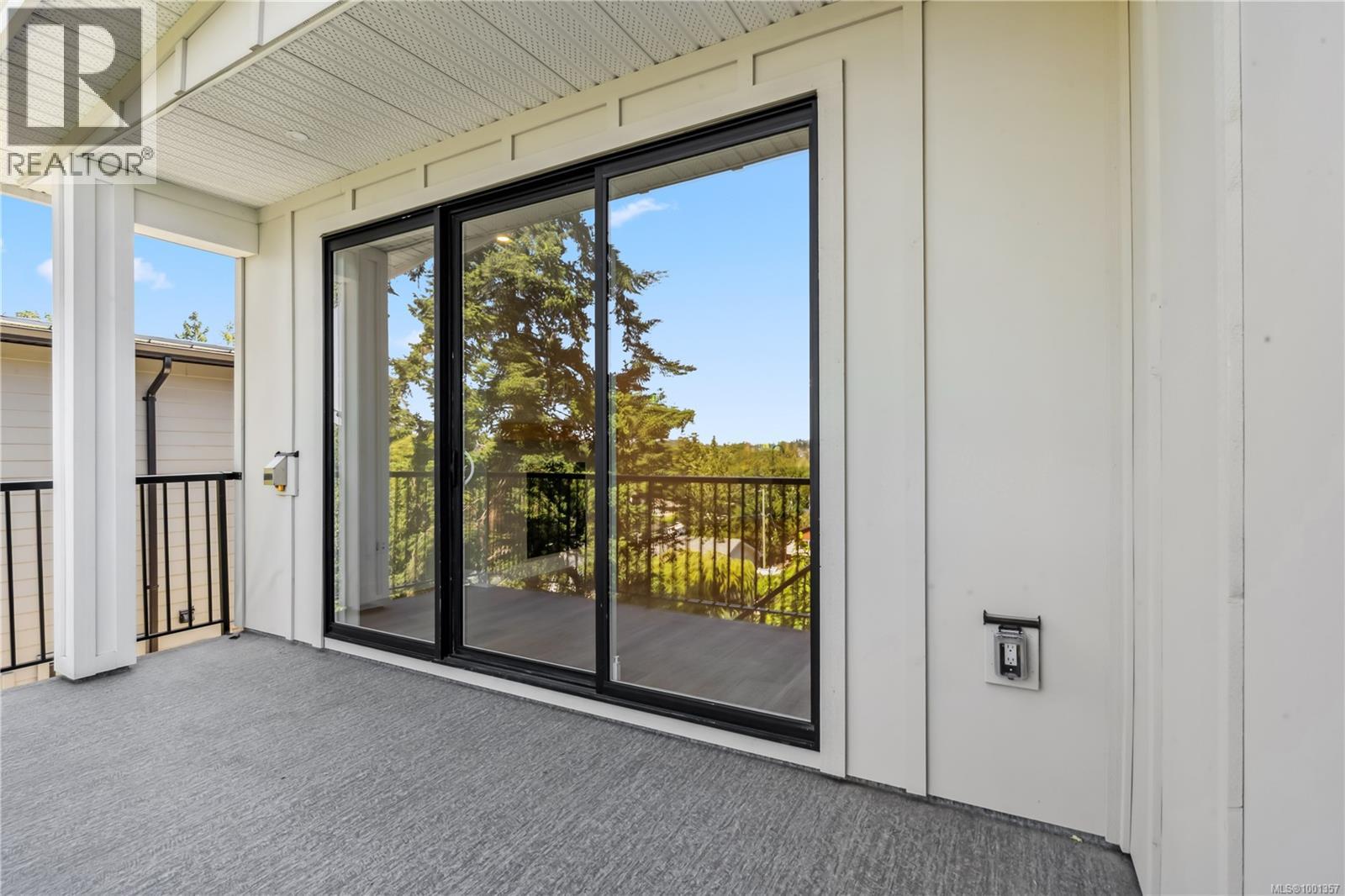 Photo 29 of 950 Tulip Ave, Saanich BC