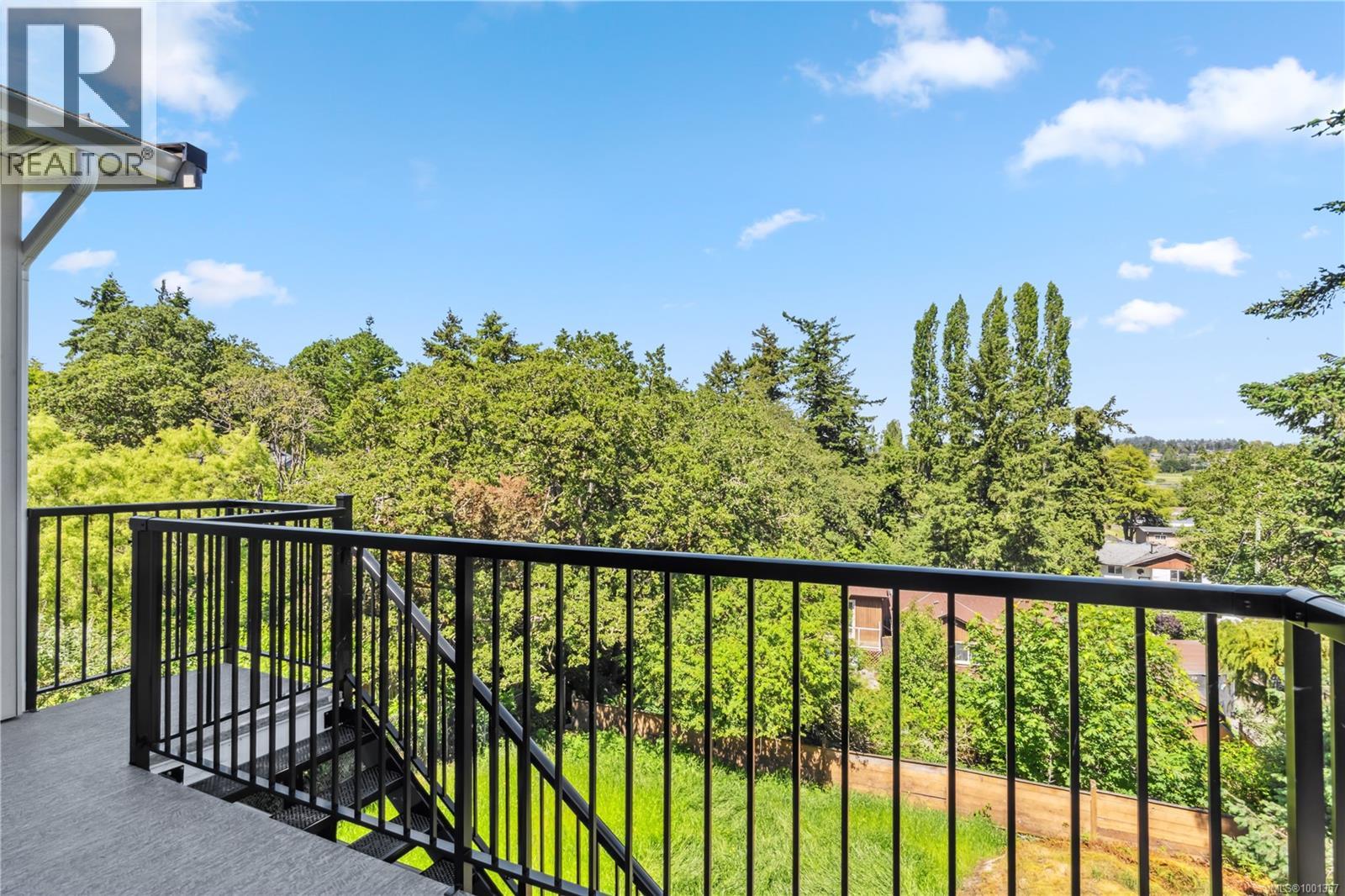 Photo 37 of 950 Tulip Ave, Saanich BC