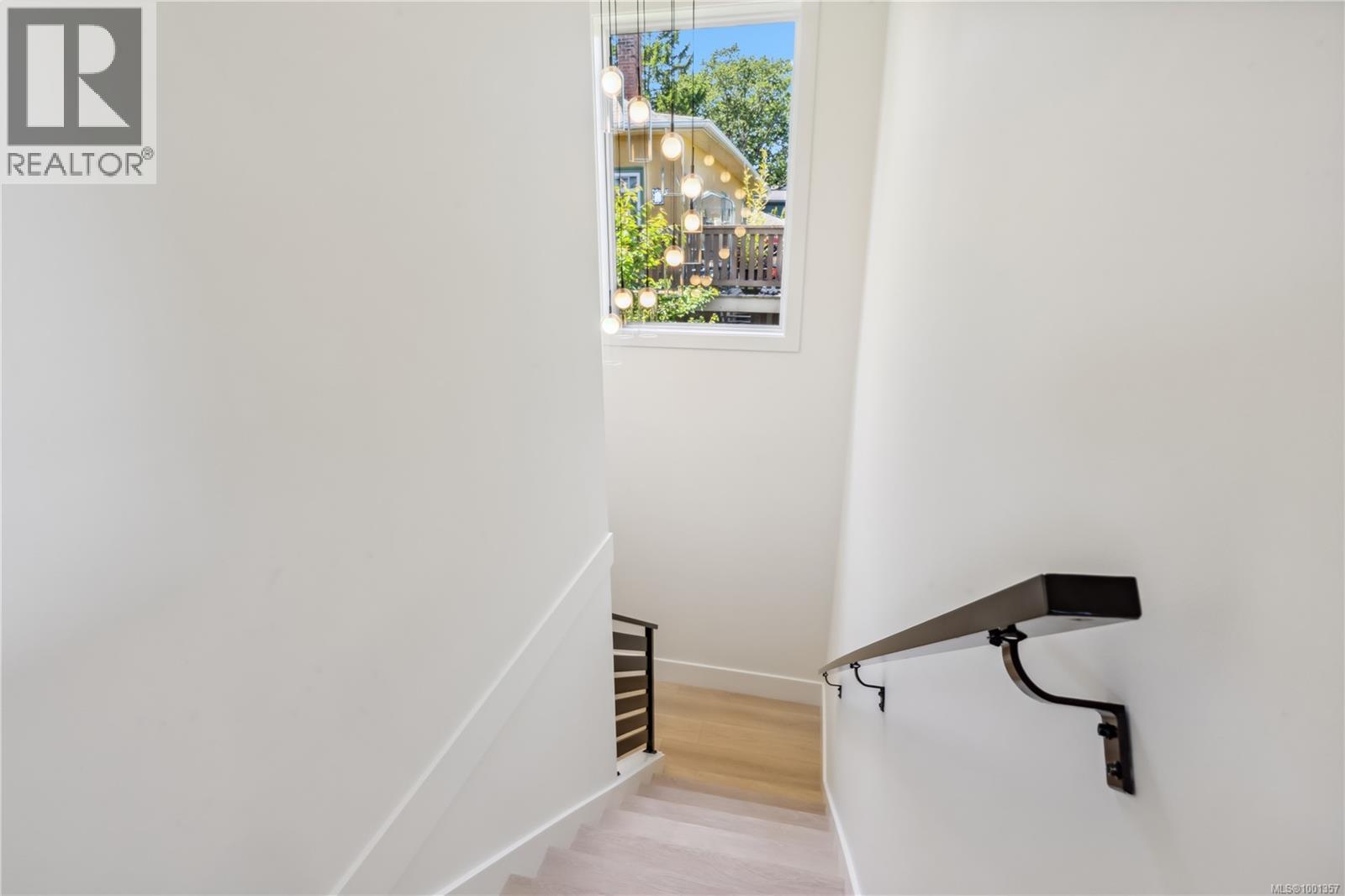 Photo 19 of 950 Tulip Ave, Saanich BC