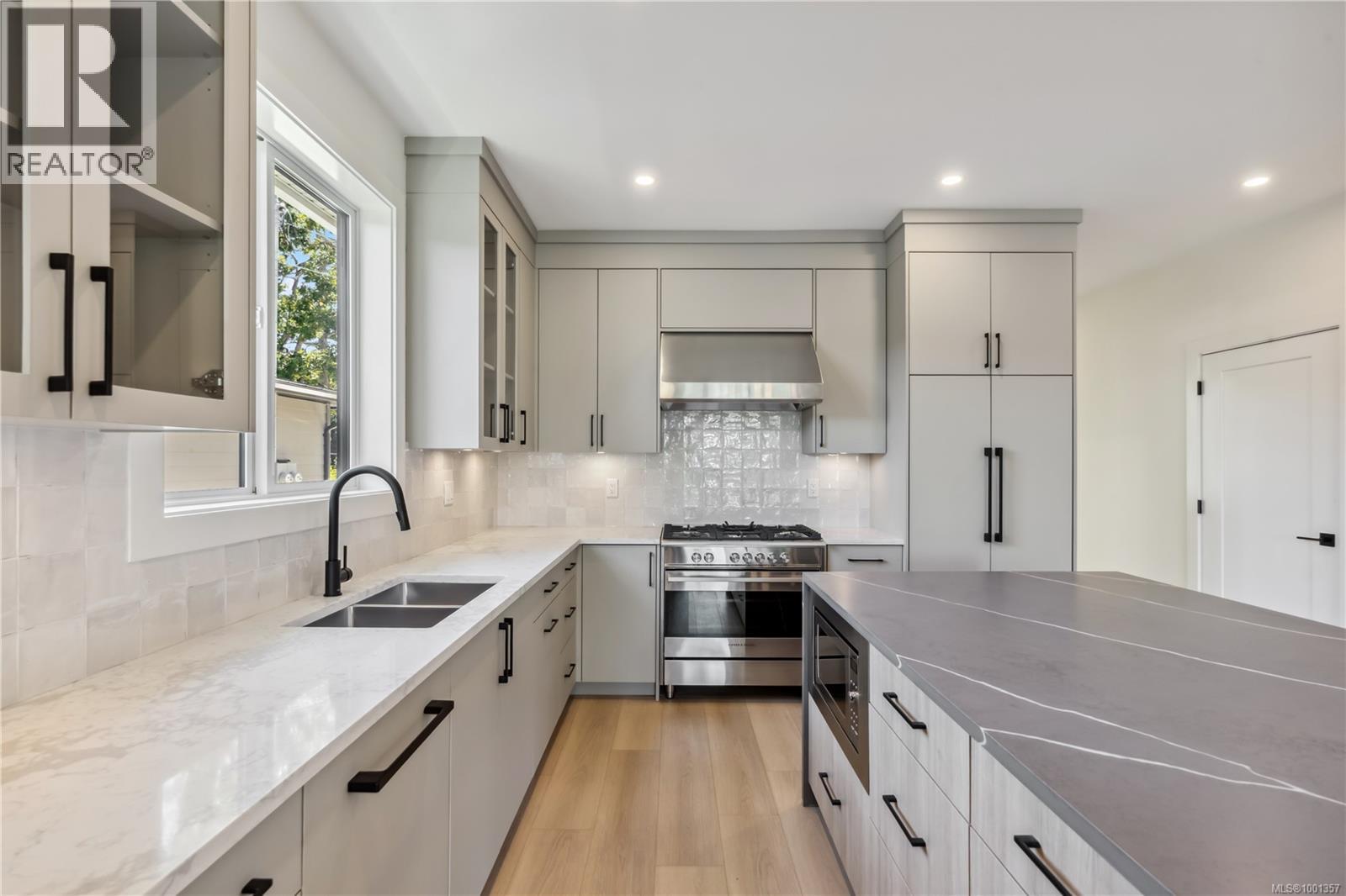 Photo 7 of 950 Tulip Ave, Saanich BC