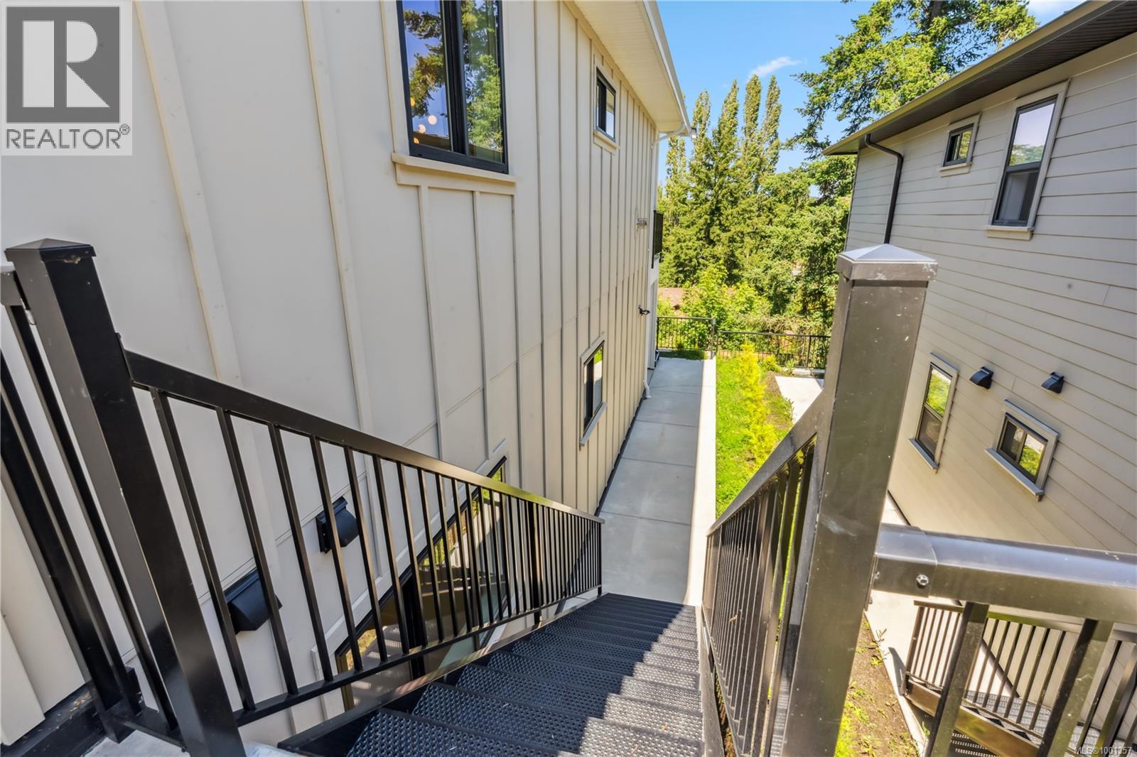 Photo 35 of 950 Tulip Ave, Saanich BC
