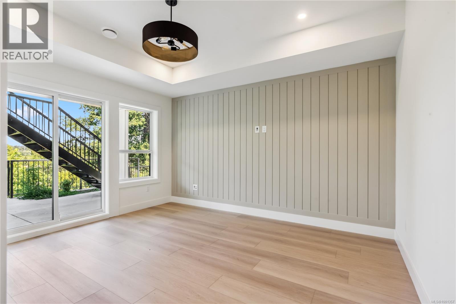 Photo 25 of 950 Tulip Ave, Saanich BC