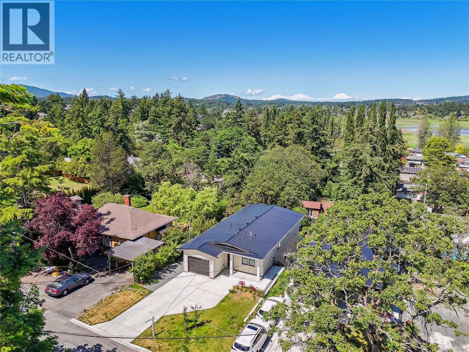 Photo 40 of 950 Tulip Ave, Saanich BC