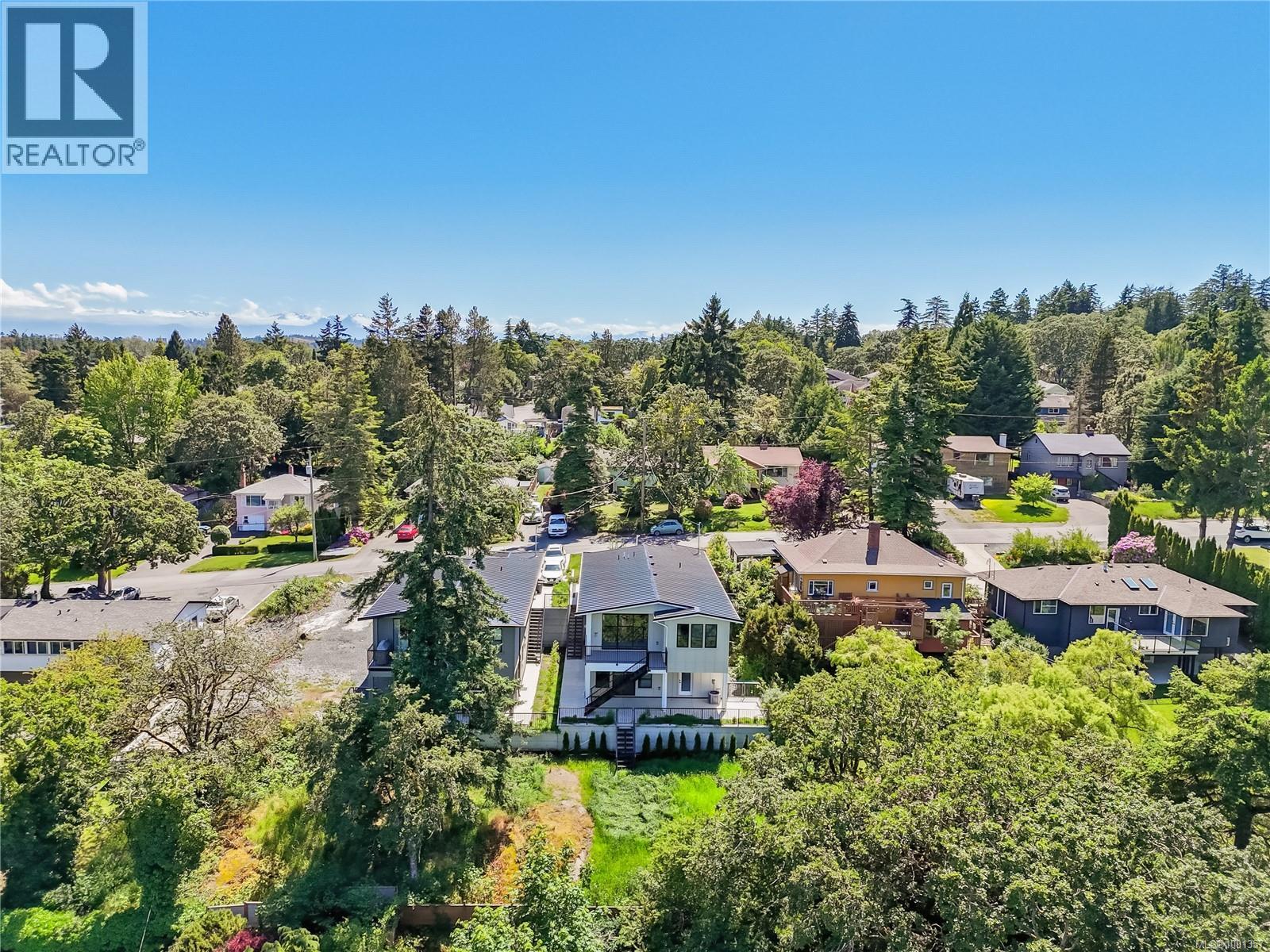 Photo 41 of 950 Tulip Ave, Saanich BC