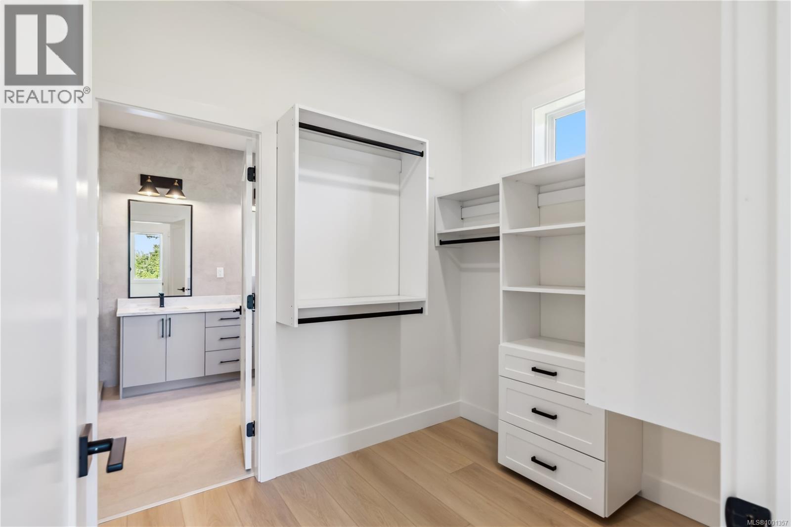 Photo 15 of 950 Tulip Ave, Saanich BC