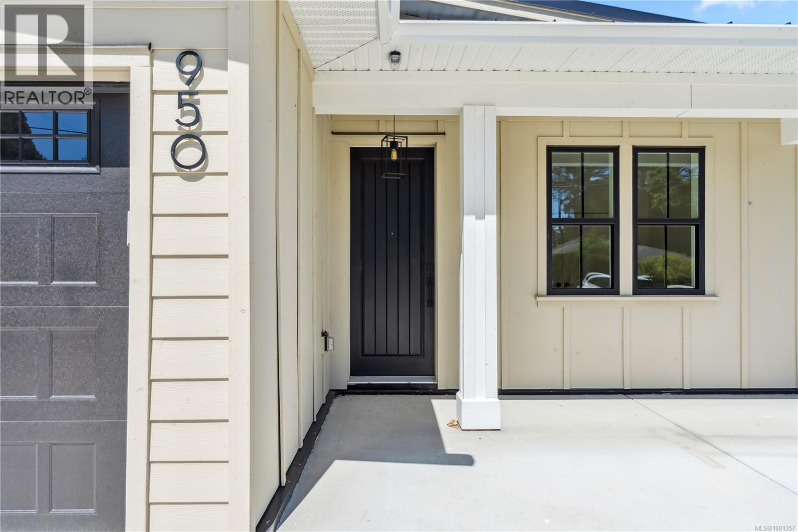 Photo 34 of 950 Tulip Ave, Saanich BC