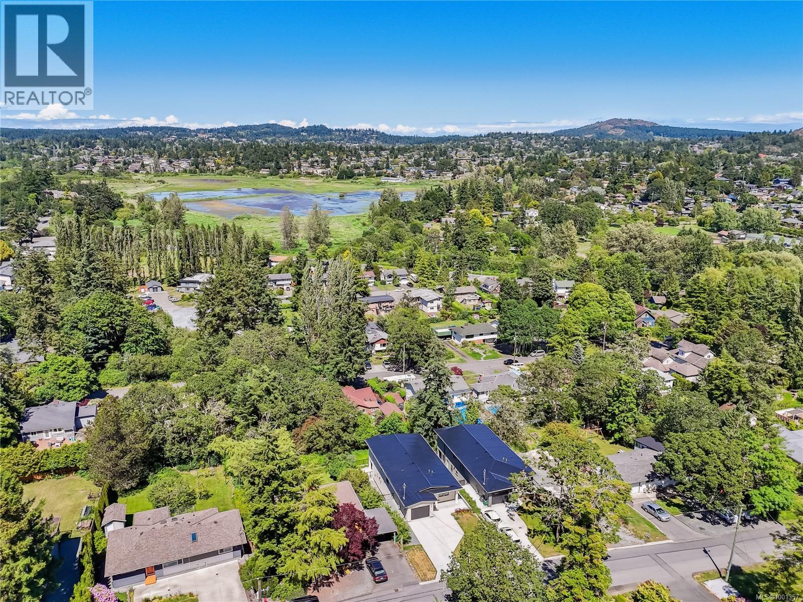 Photo 42 of 950 Tulip Ave, Saanich BC