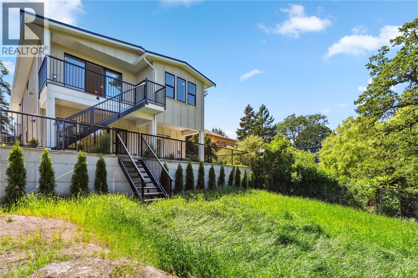 Photo 43 of 950 Tulip Ave, Saanich BC