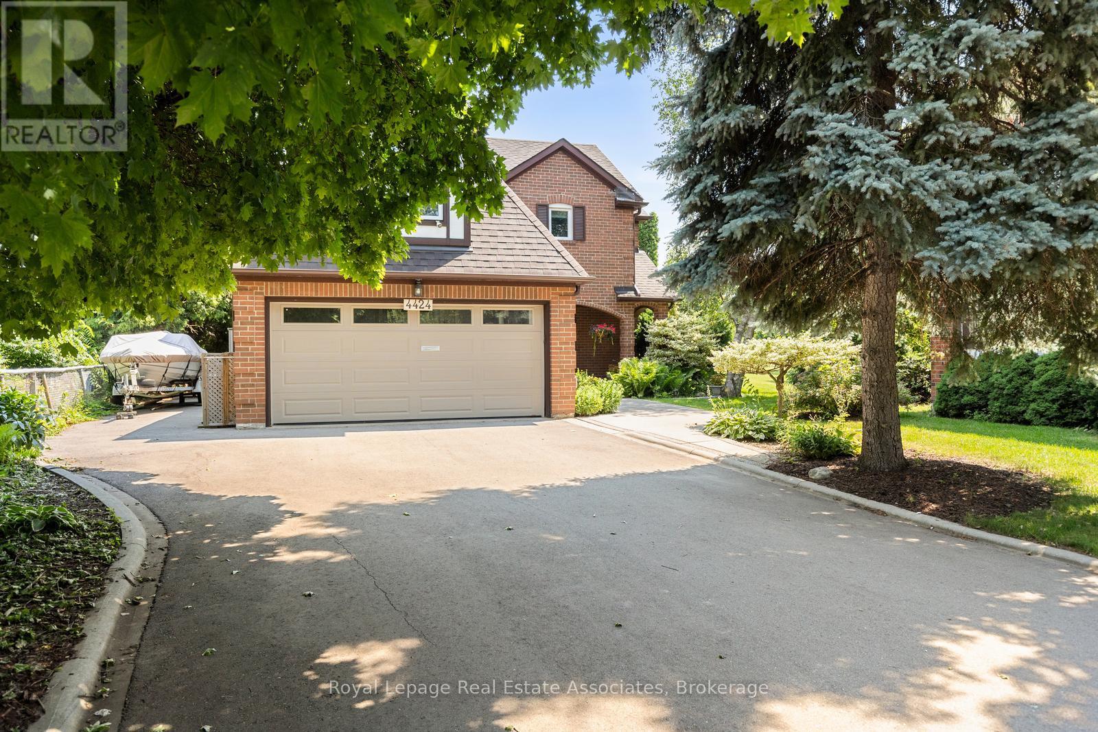 Photo 1 of 4424 Treetop Court, Mississauga ON