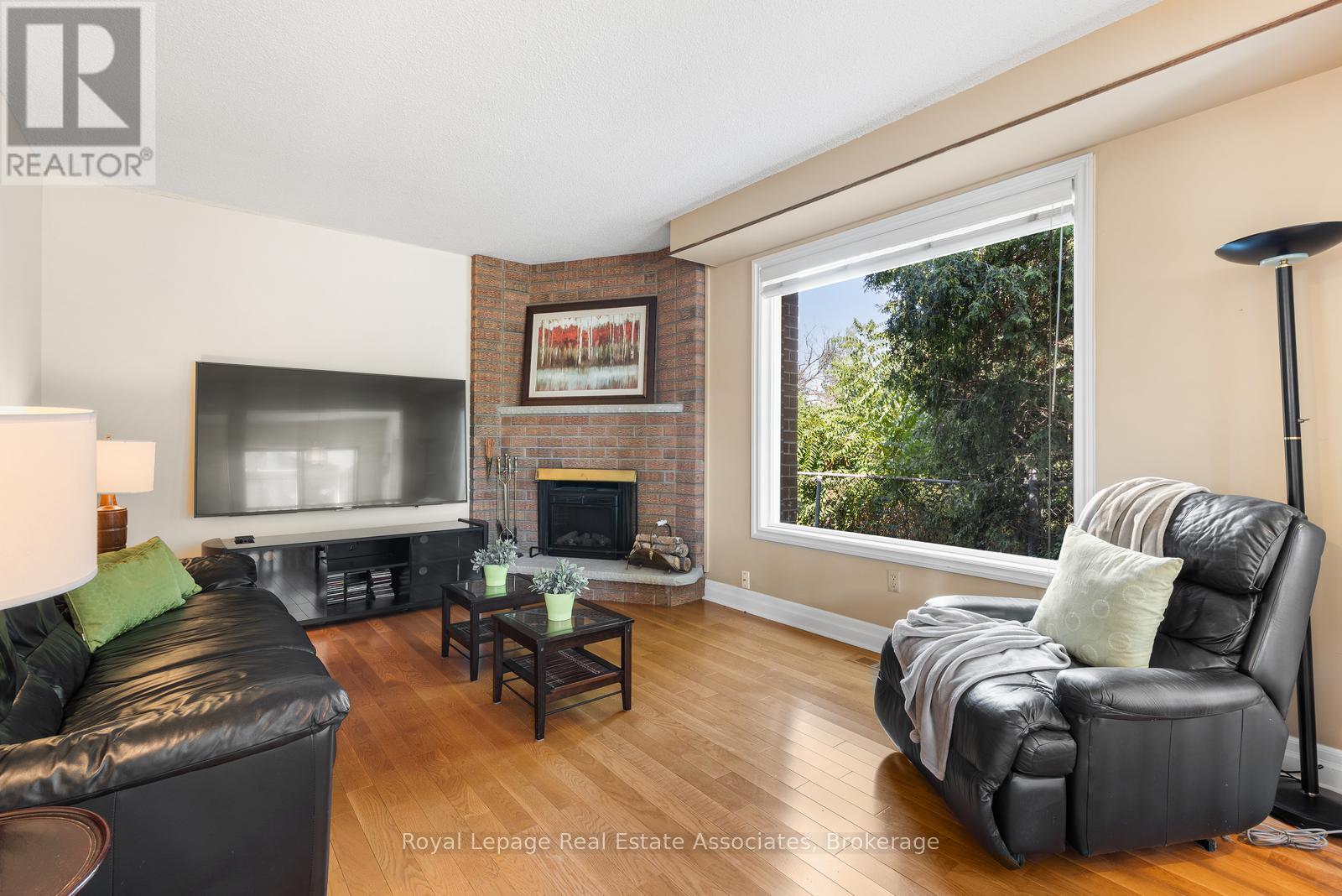 Photo 15 of 4424 Treetop Court, Mississauga ON