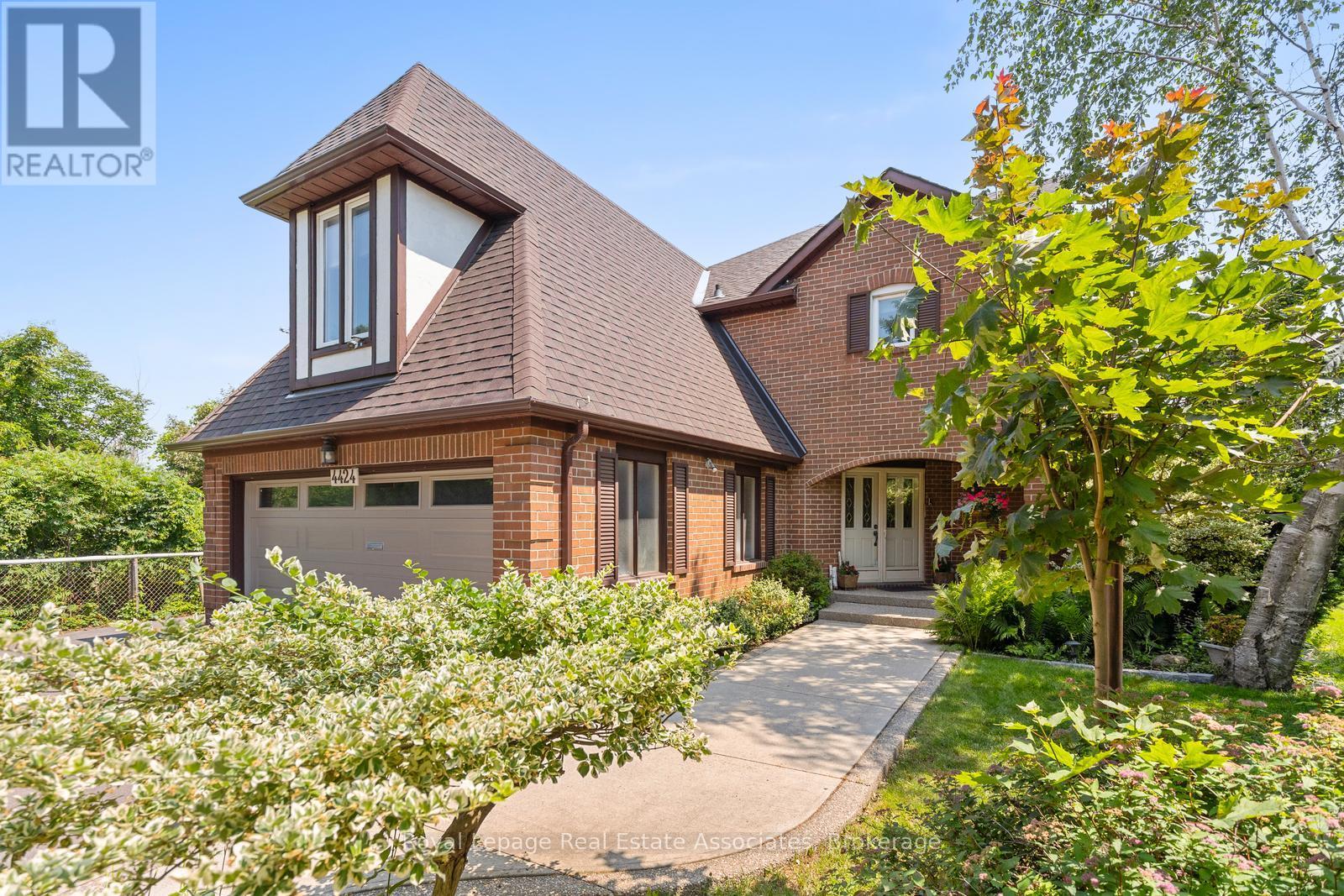 Photo 2 of 4424 Treetop Court, Mississauga ON