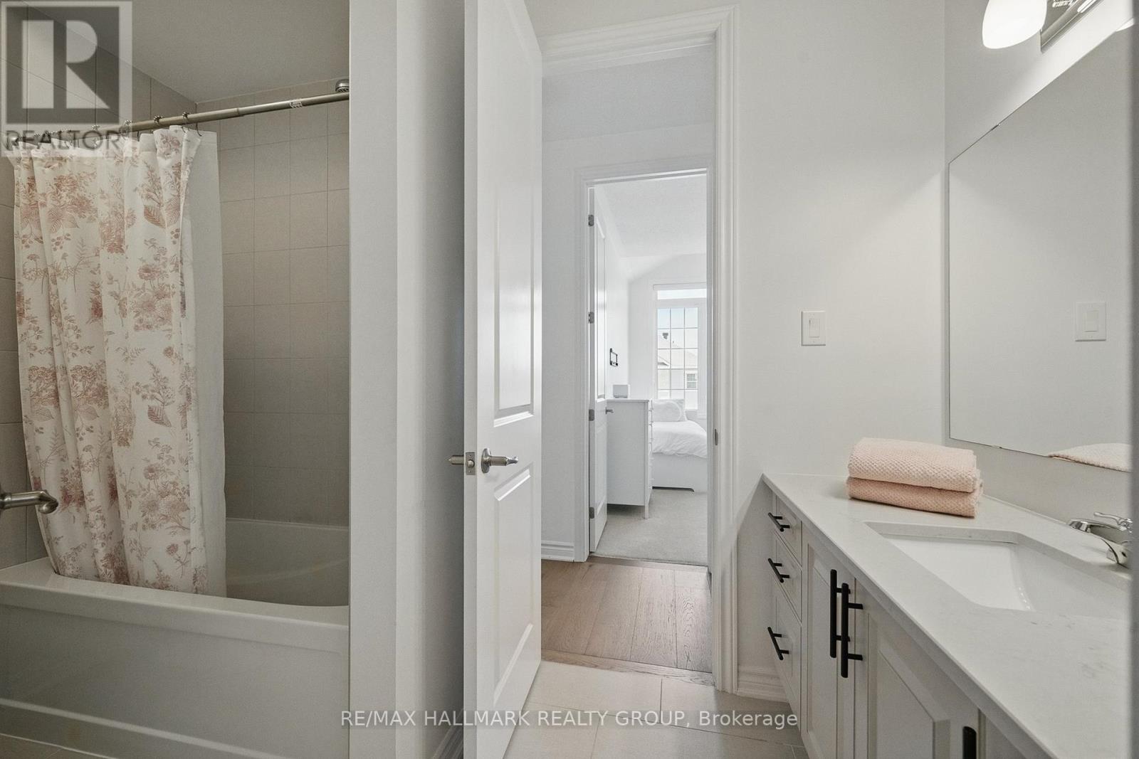Photo 32 of 824 Henslows Circle, Ottawa ON
