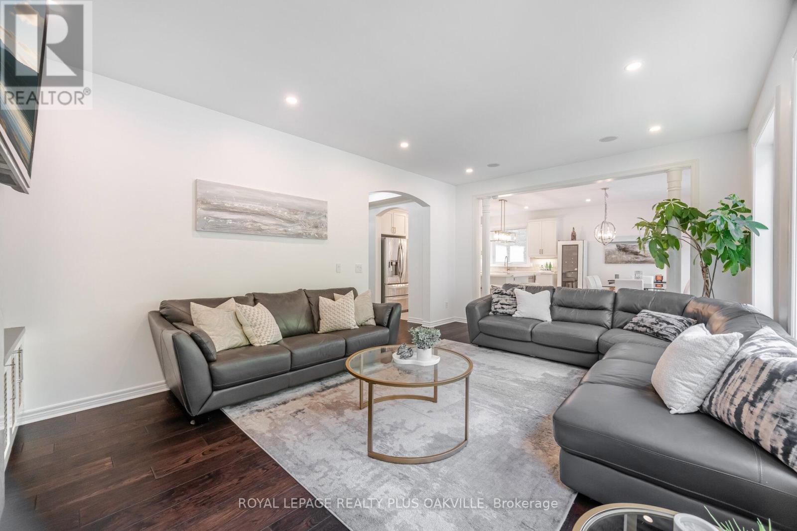Photo 24 of 64 Sutherland Crescent, Hamilton ON