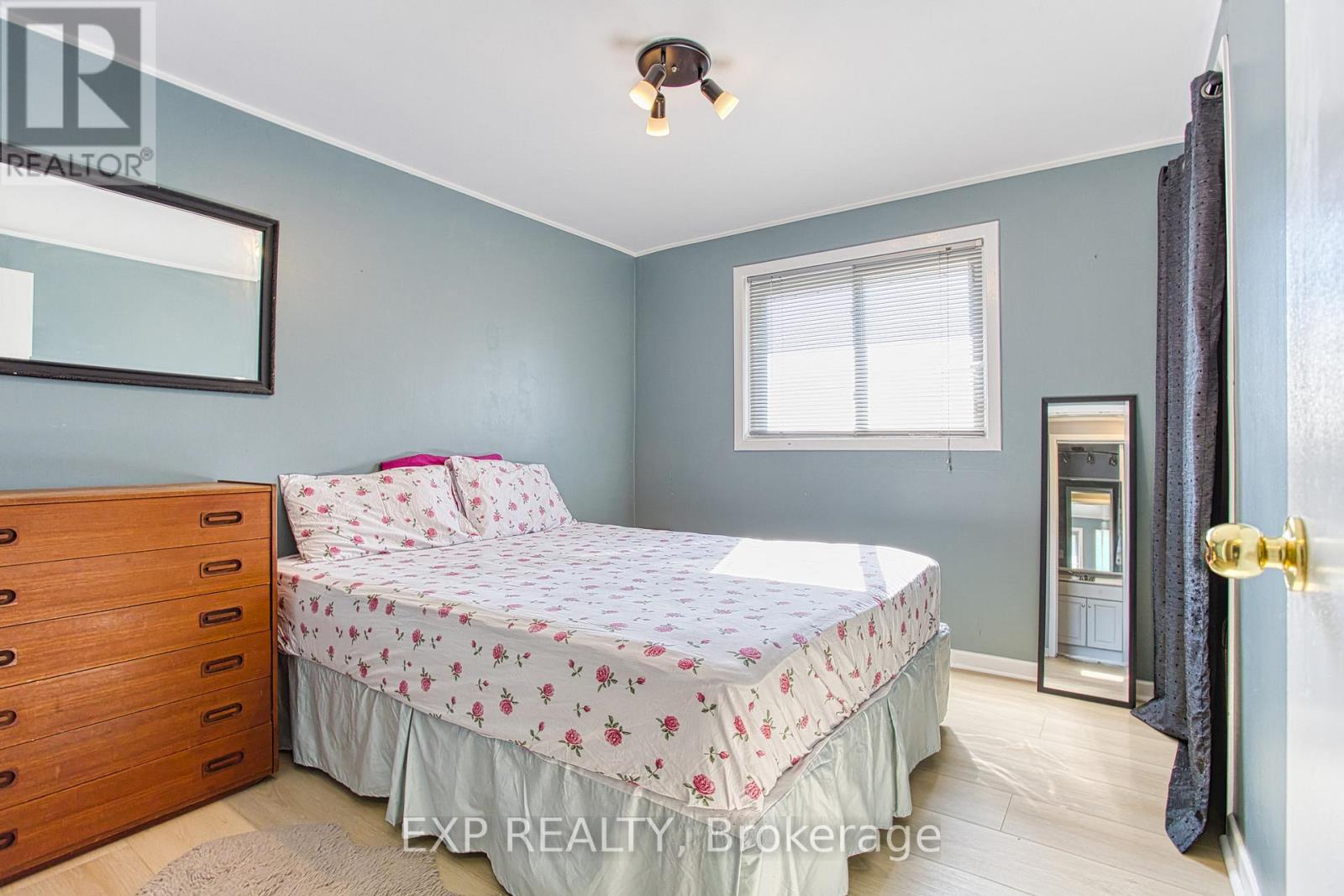 Photo 10 of Main 4453 Meadowvale Drive, Niagara Falls ON