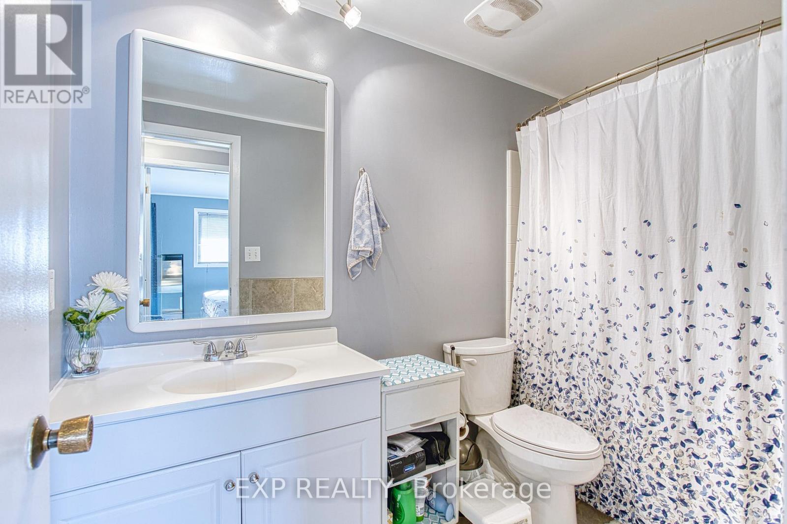Photo 8 of Main 4453 Meadowvale Drive, Niagara Falls ON