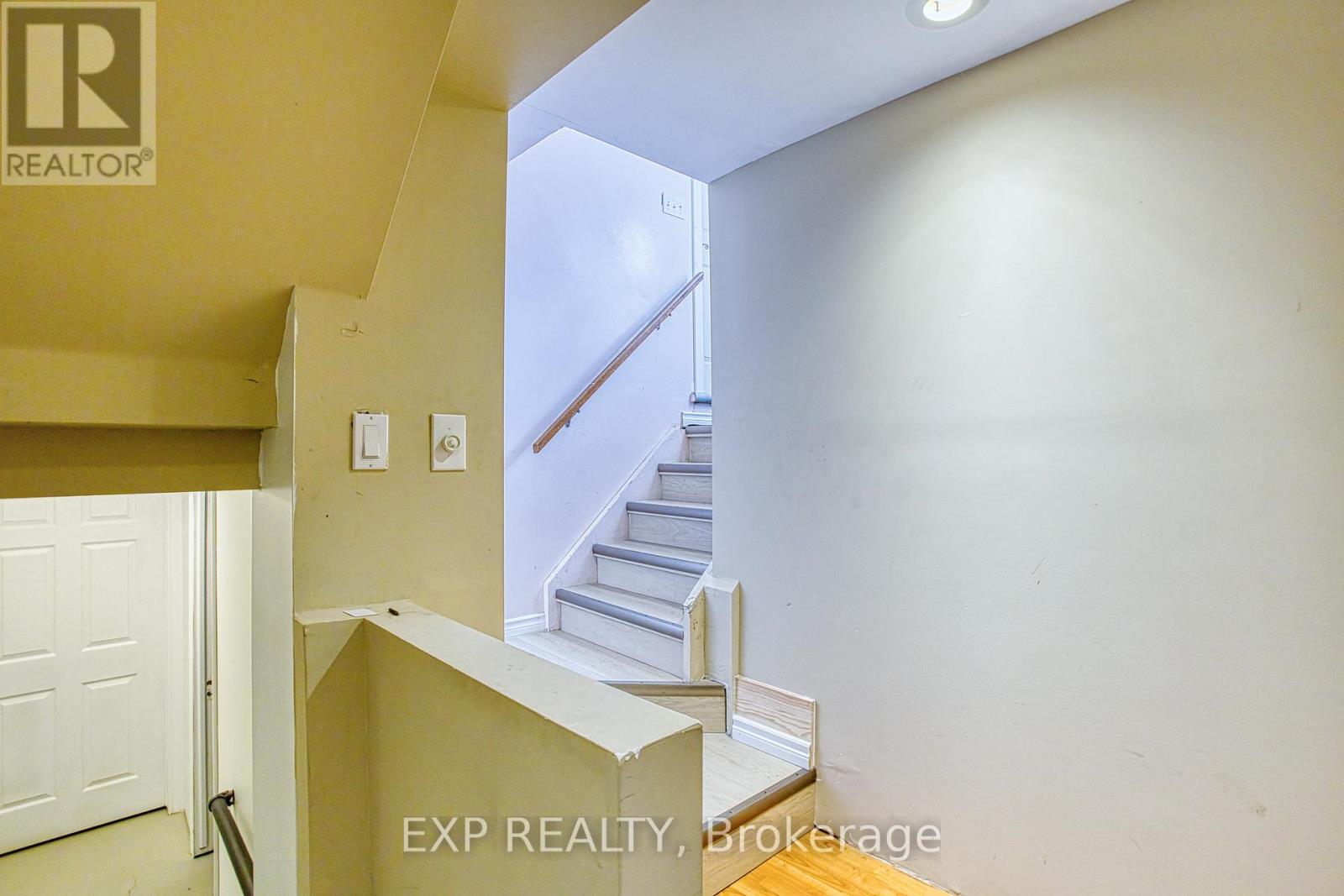Photo 6 of Main 4453 Meadowvale Drive, Niagara Falls ON
