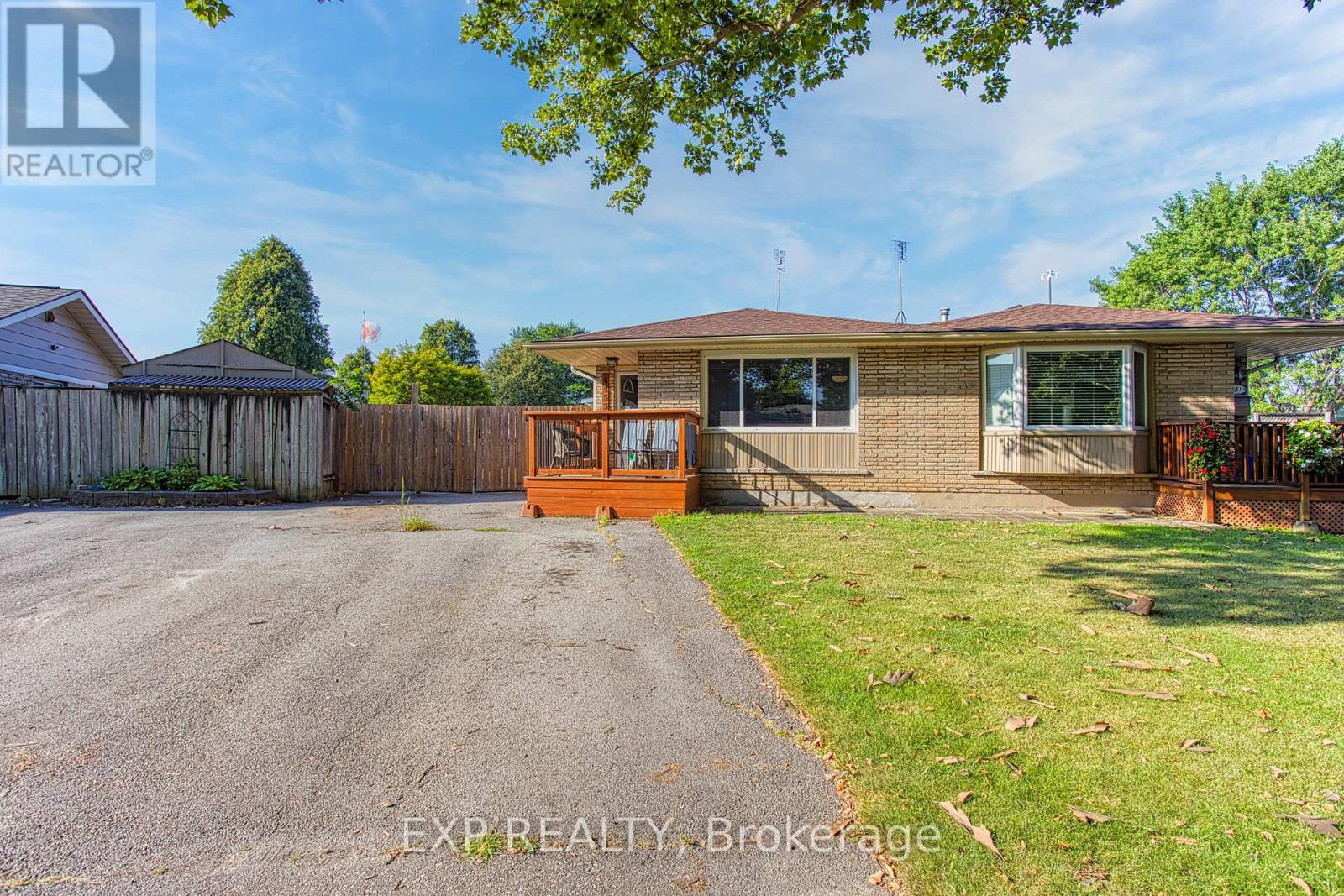 Photo 2 of Main 4453 Meadowvale Drive, Niagara Falls ON