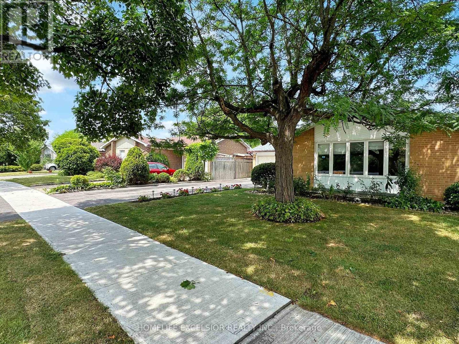 Photo 7 of 26 John Garland Boulevard, Toronto ON