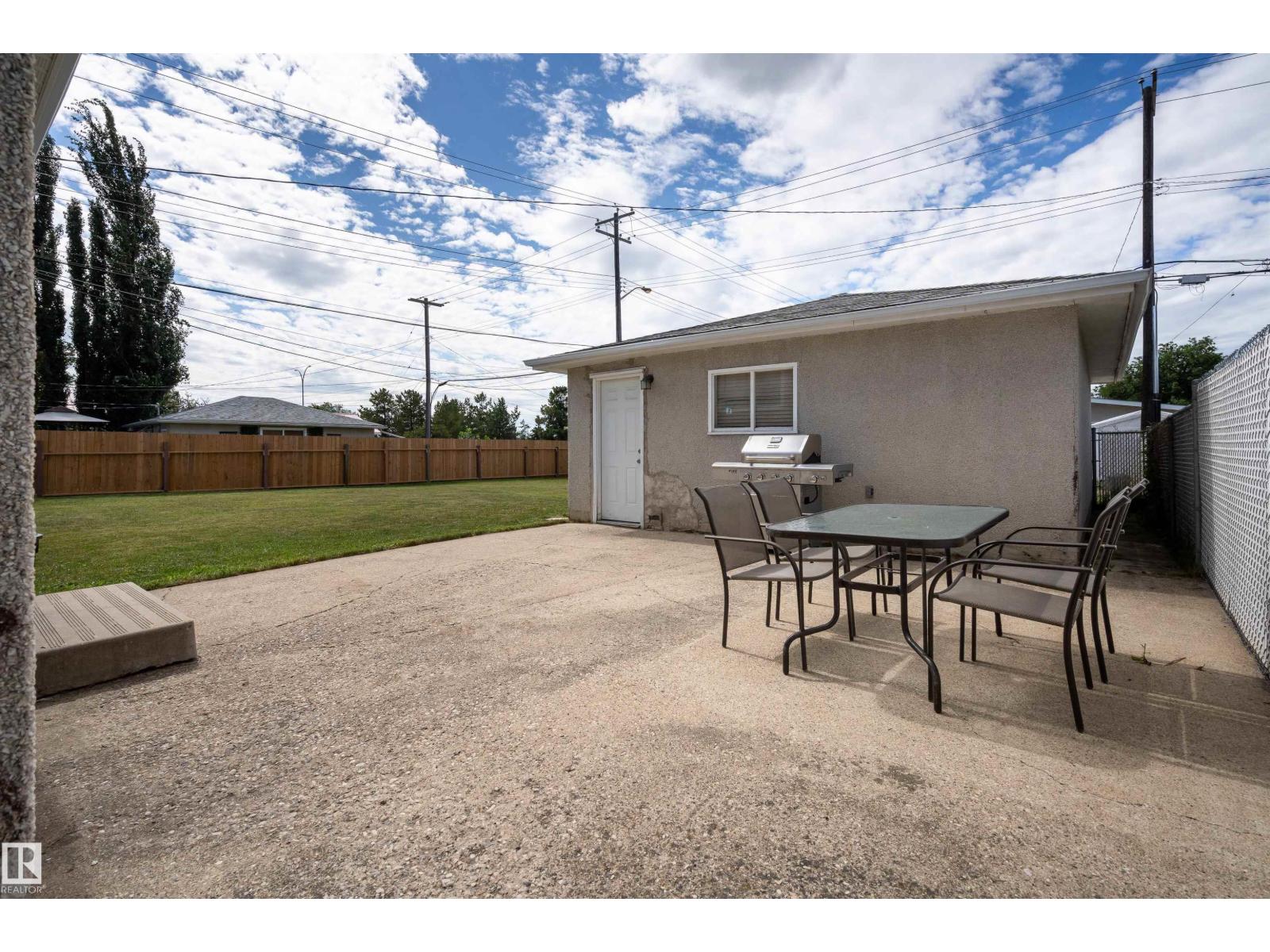 Photo 4 of 13712 63 St Nw, Edmonton AB