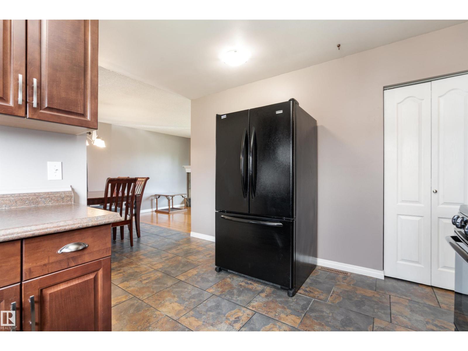 Photo 11 of 13712 63 St Nw, Edmonton AB