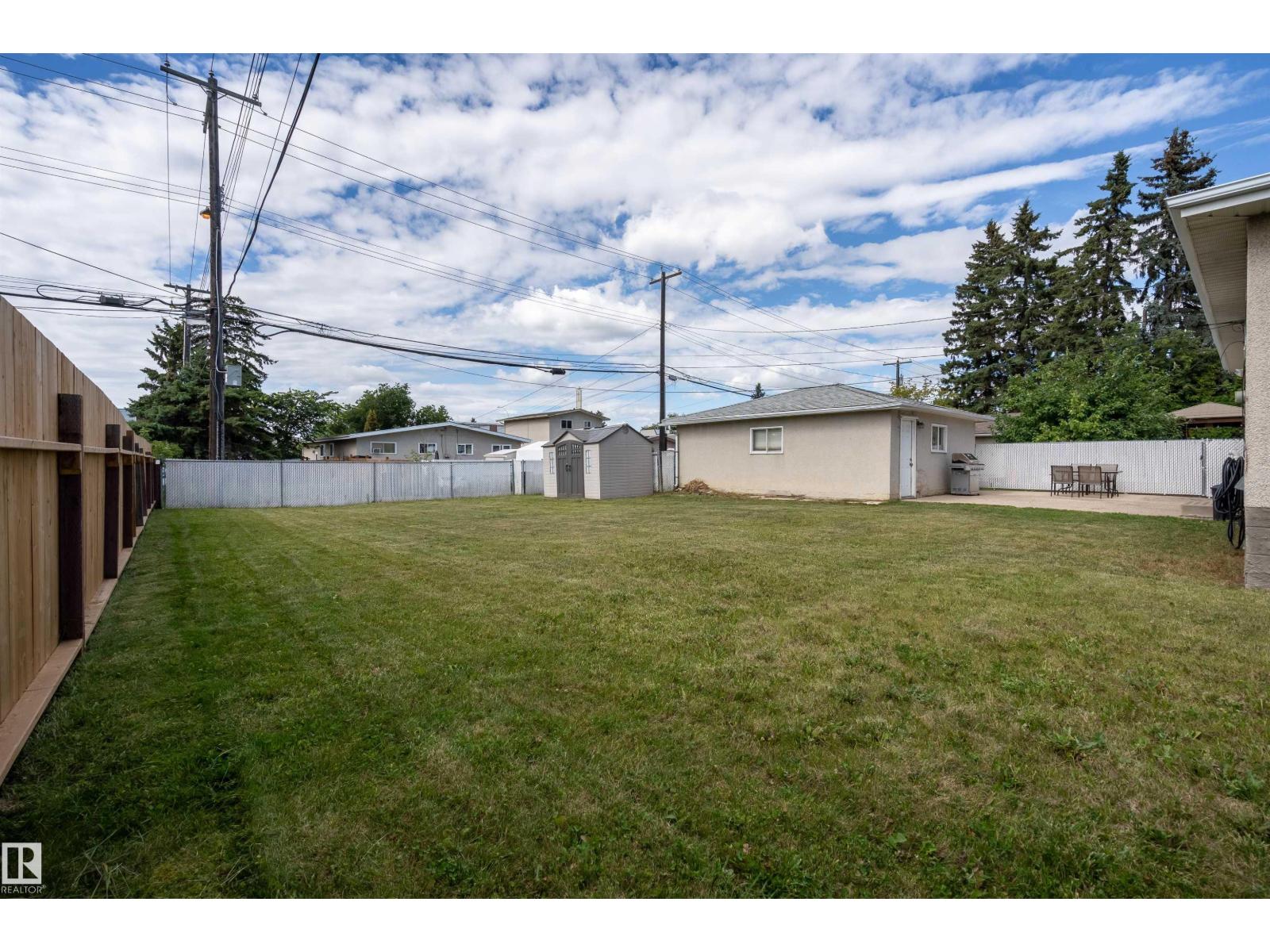 Photo 2 of 13712 63 St Nw, Edmonton AB