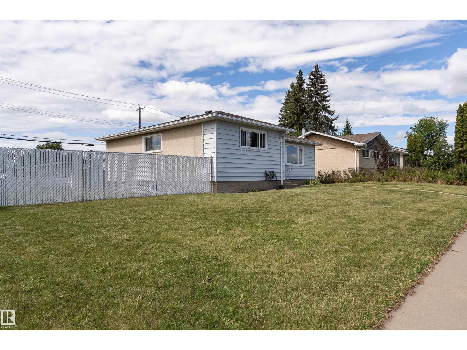 Photo 17 of 13712 63 St Nw, Edmonton AB