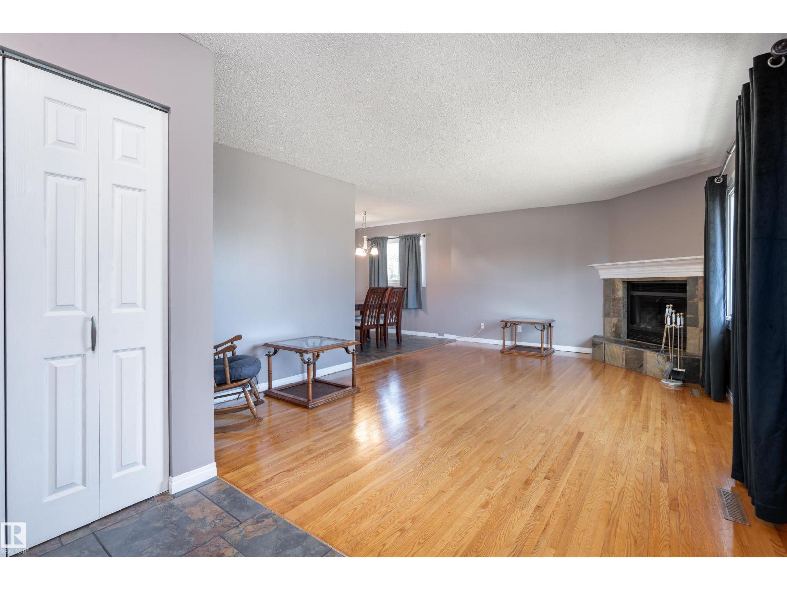 Photo 3 of 13712 63 St Nw, Edmonton AB