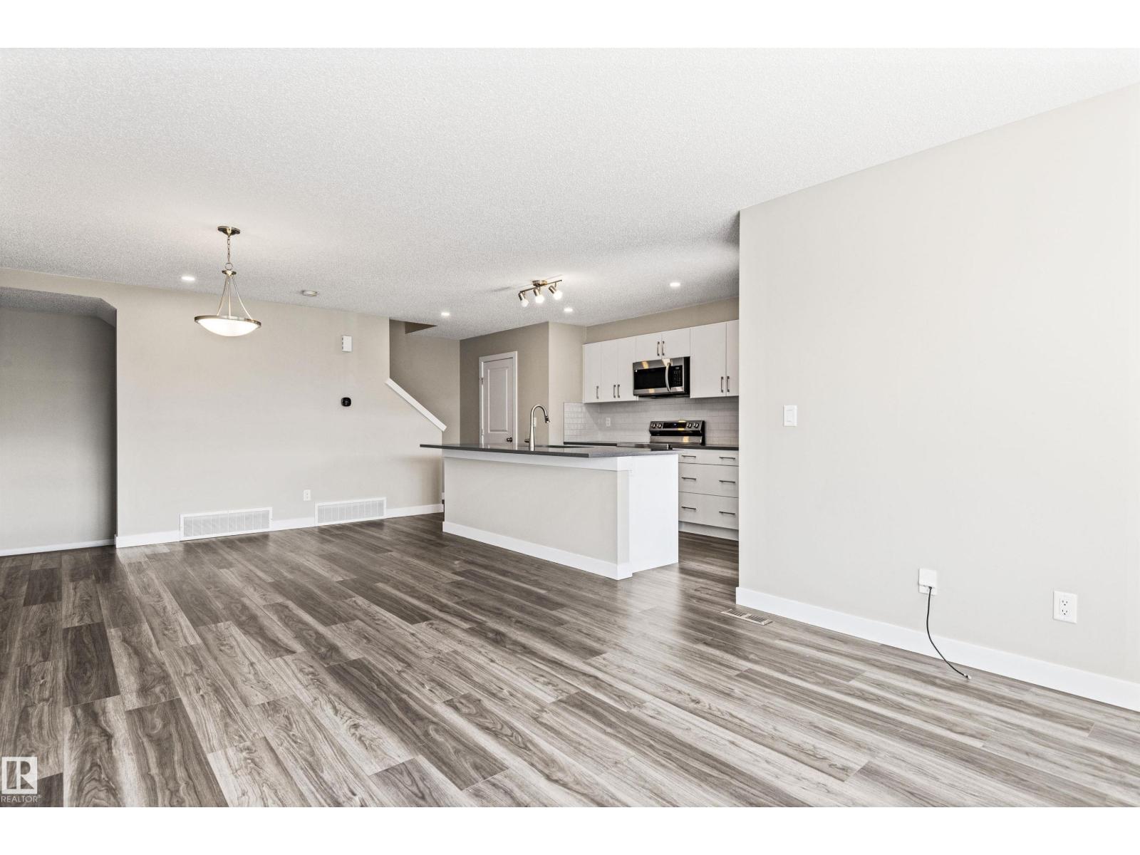 Photo 10 of 20516 21 Av Nw, Edmonton AB