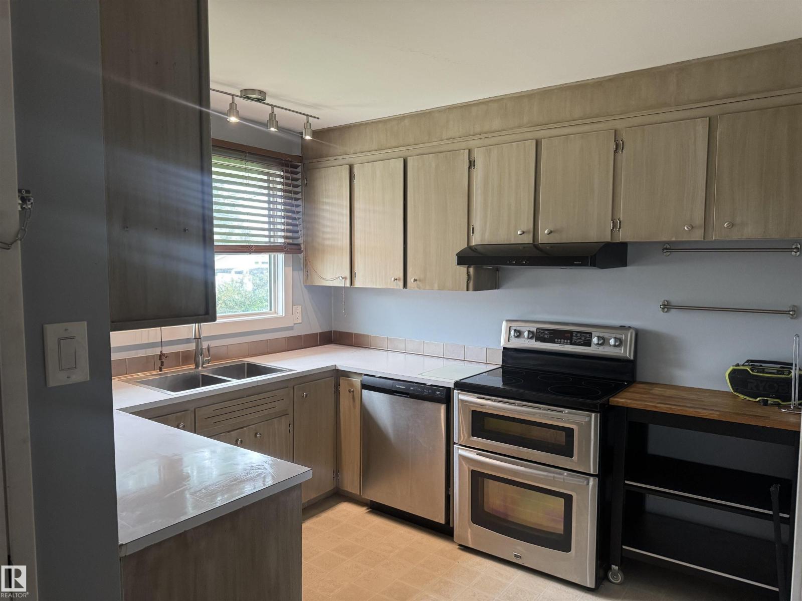 Photo 4 of 8806 168 St Nw, Edmonton AB