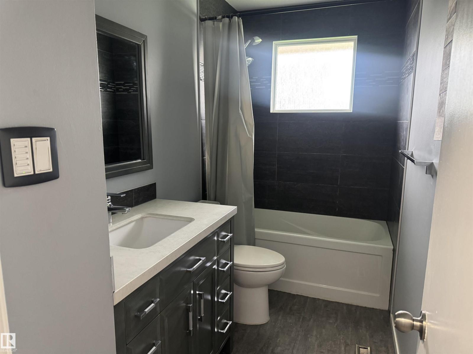 Photo 5 of 8806 168 St Nw, Edmonton AB
