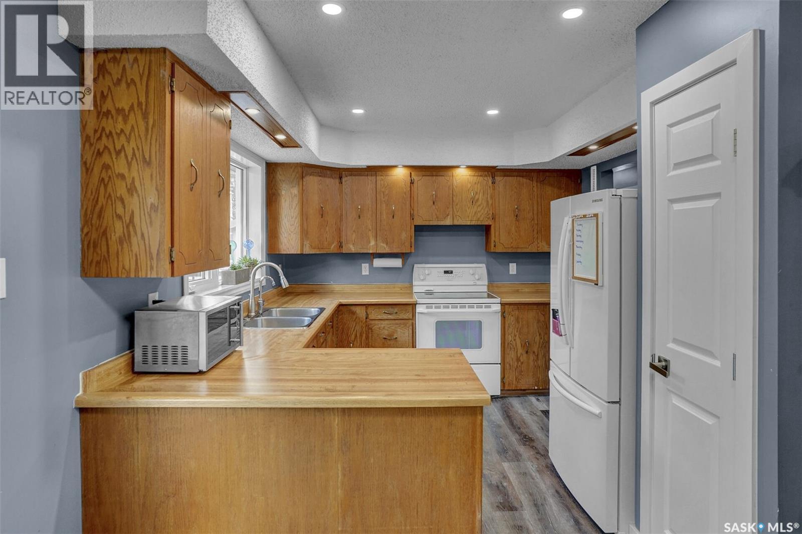 Photo 8 of 586 Rink Avenue, Regina SK