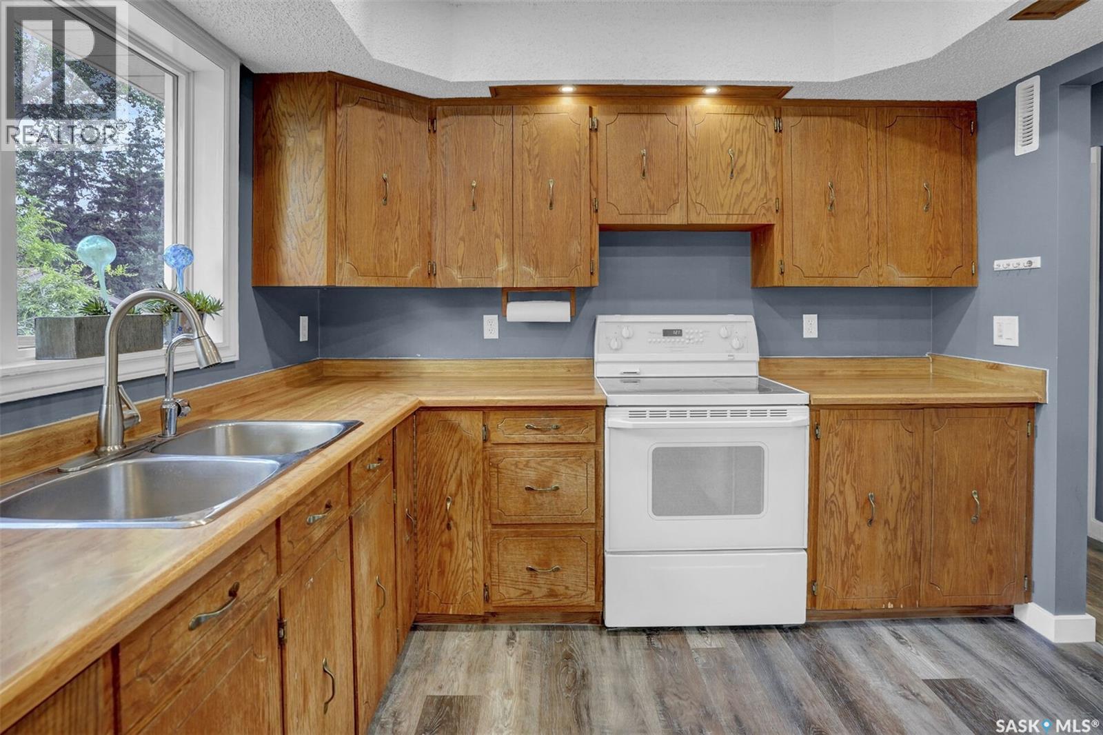Photo 38 of 586 Rink Avenue, Regina SK