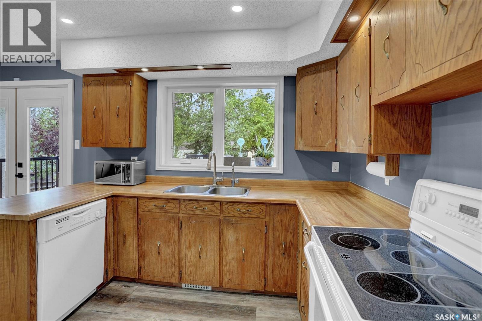 Photo 2 of 586 Rink Avenue, Regina SK