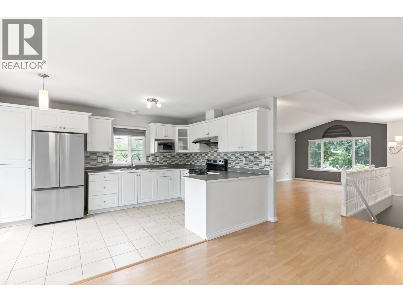 Photo 10 of 20660 Thorne Avenue, Maple Ridge BC