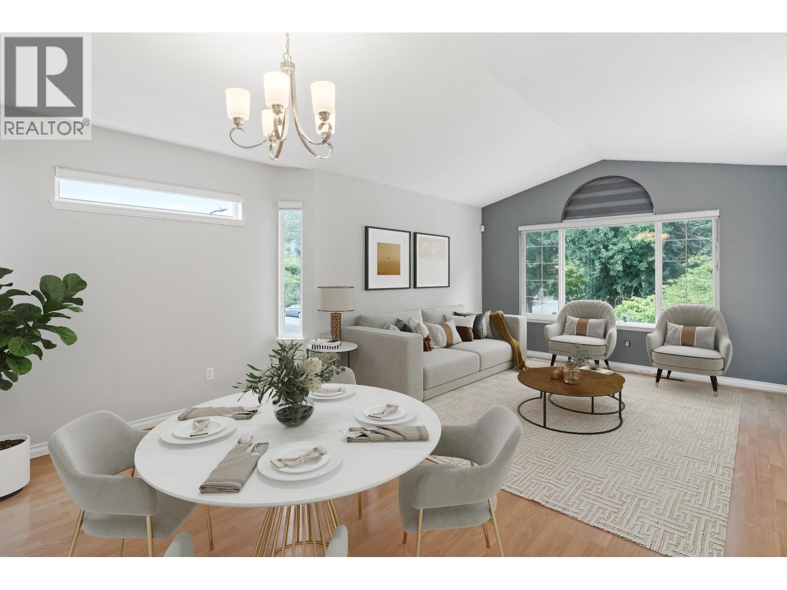 Photo 3 of 20660 Thorne Avenue, Maple Ridge BC