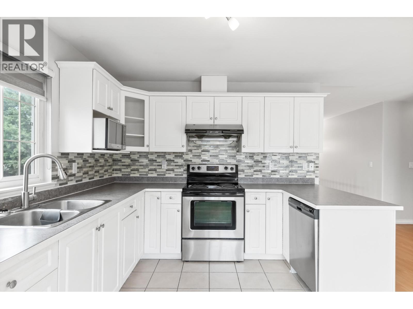 Photo 13 of 20660 Thorne Avenue, Maple Ridge BC