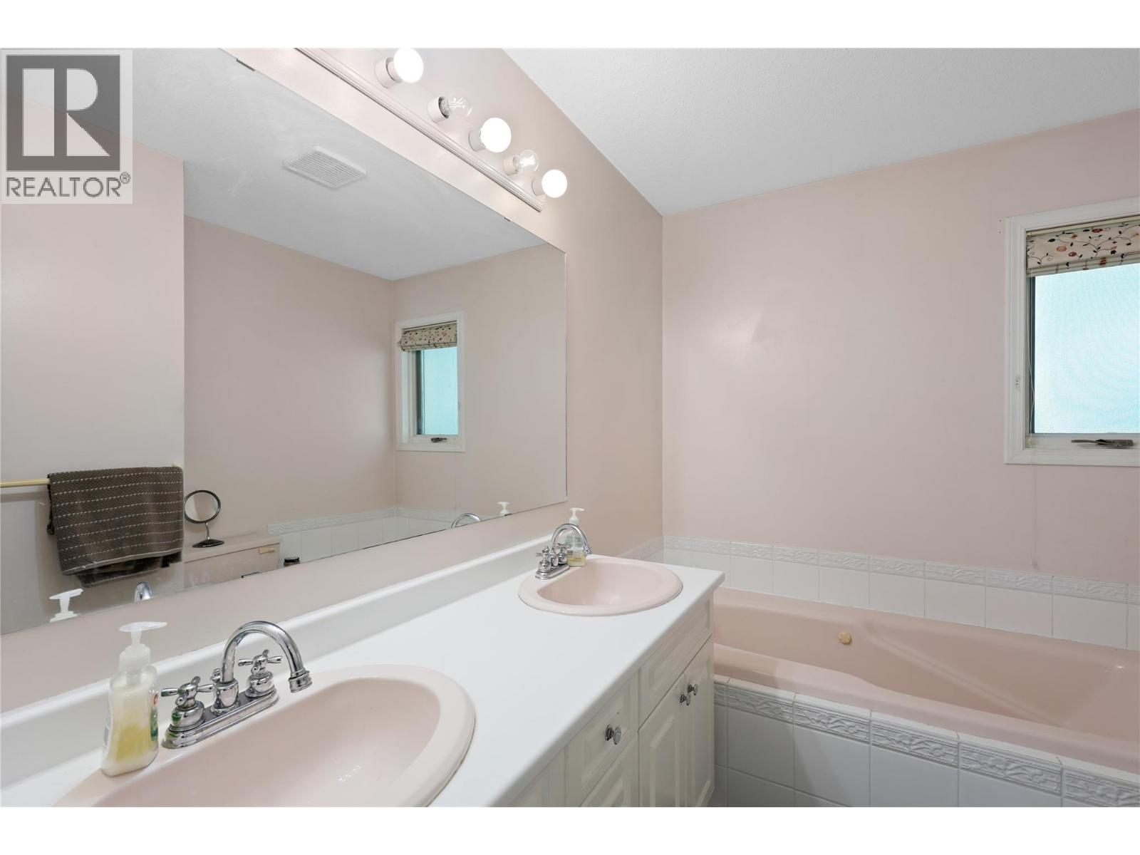 Photo 9 of 2401 Parkview Drive, Kamloops BC
