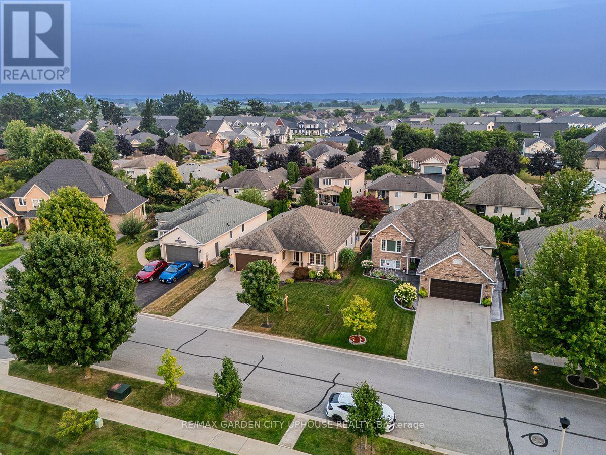 Photo 18 of 132 Loretta Drive, Niagaraonthelake ON
