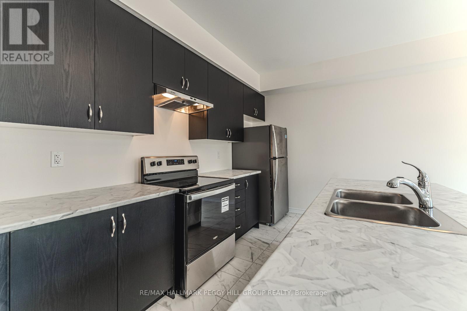 Photo 5 of 152 Nottingham Road, Barrie ON
