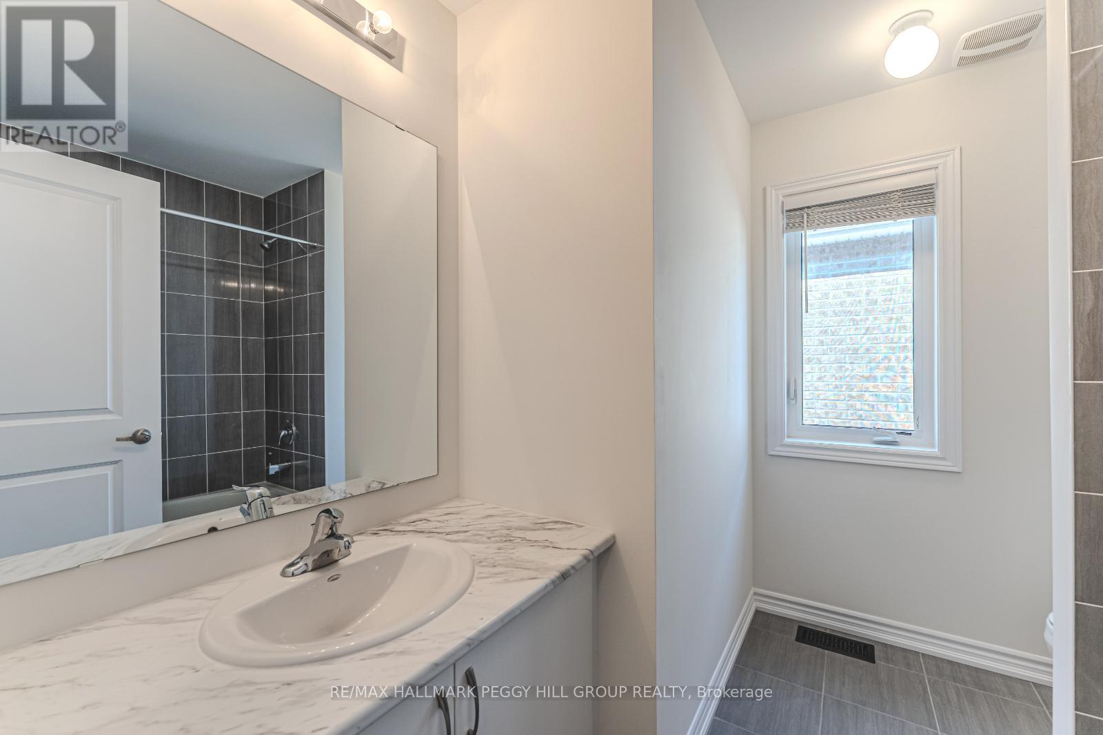Photo 3 of 152 Nottingham Road, Barrie ON