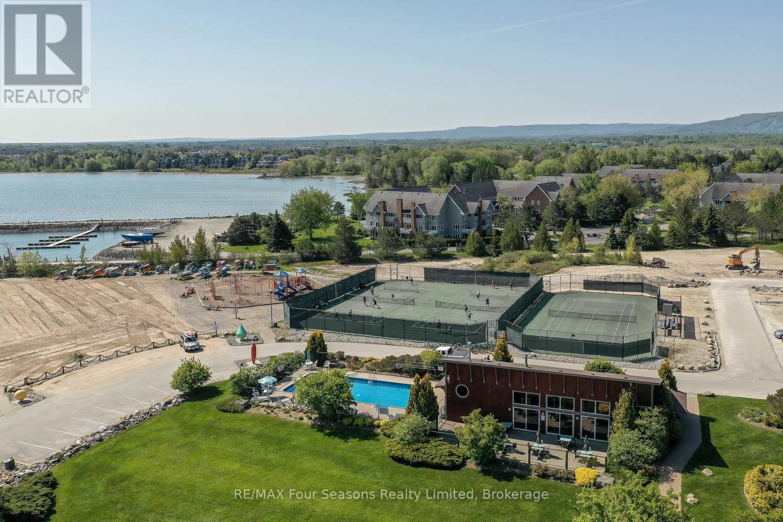 Photo 10 of 312 312 Mariners Way, Collingwood ON
